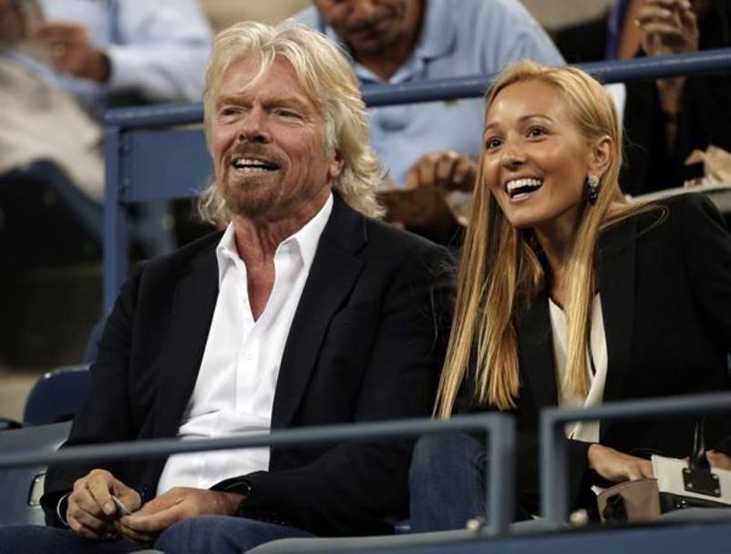 La 27enne in tribuna in compagnia di Richard Branson, fondatore del Virgin Group
